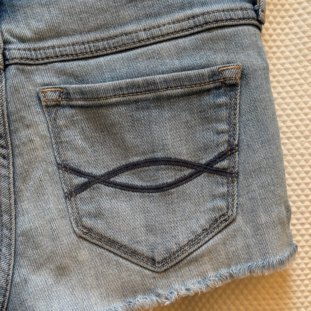 Abercrombie & Fitch Denim Low Rise Shorts - Picture 4 of 6